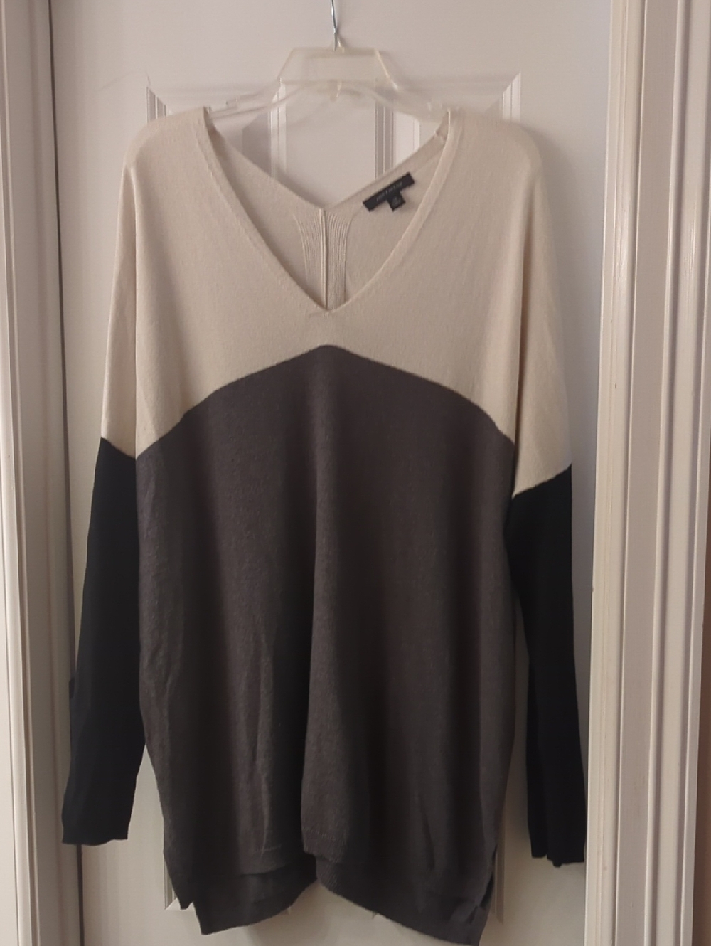 Ann Taylor V-Neck Colorblock Sweater in Cream, Gray & Black